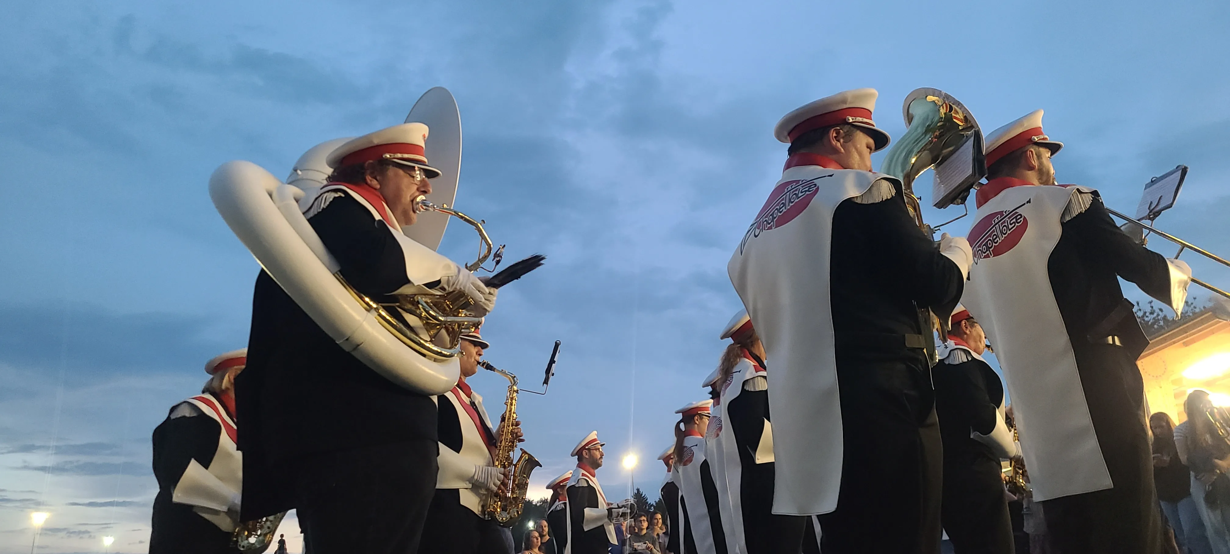 Les musiciens de La Chapelloise jouent en formation à la tombée du jour