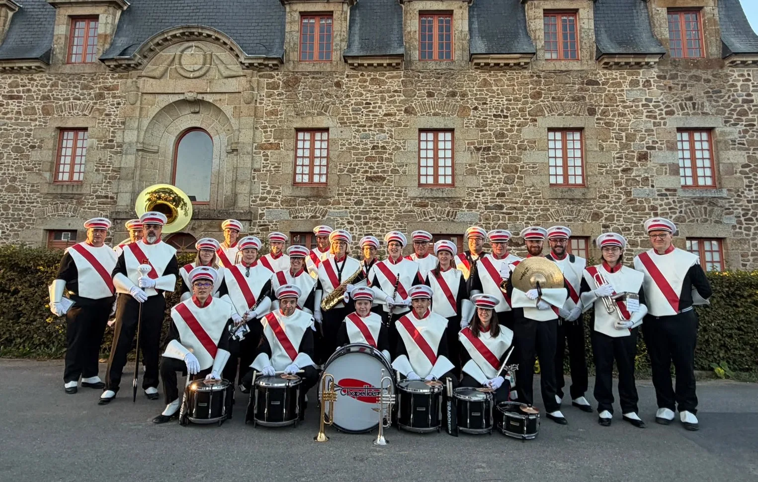 Les musiciens de La Chapelloise réunis devant le château de Rives-d’Andaine