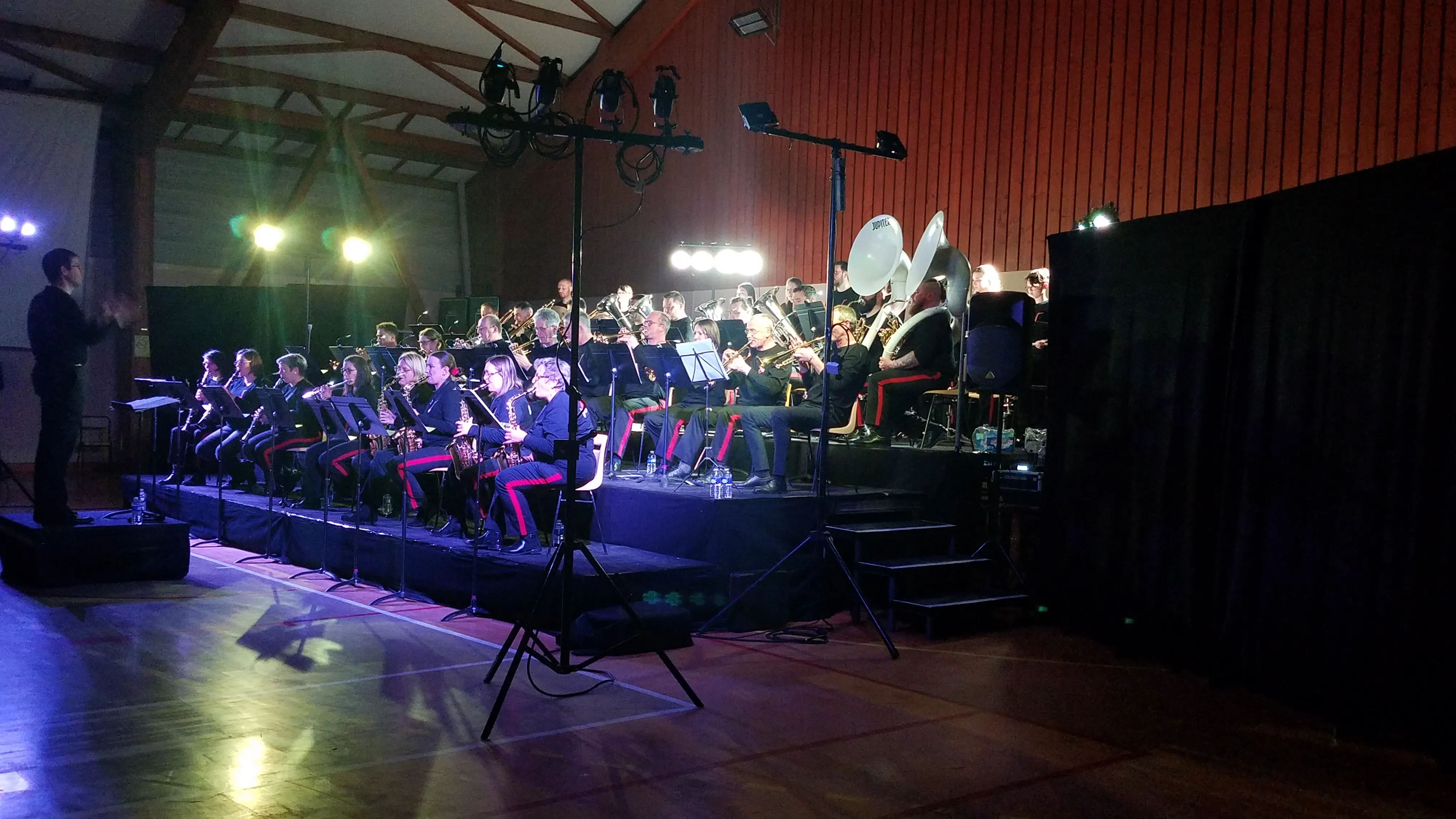 La Chapelloise joue en concert sous les éclairages de scène