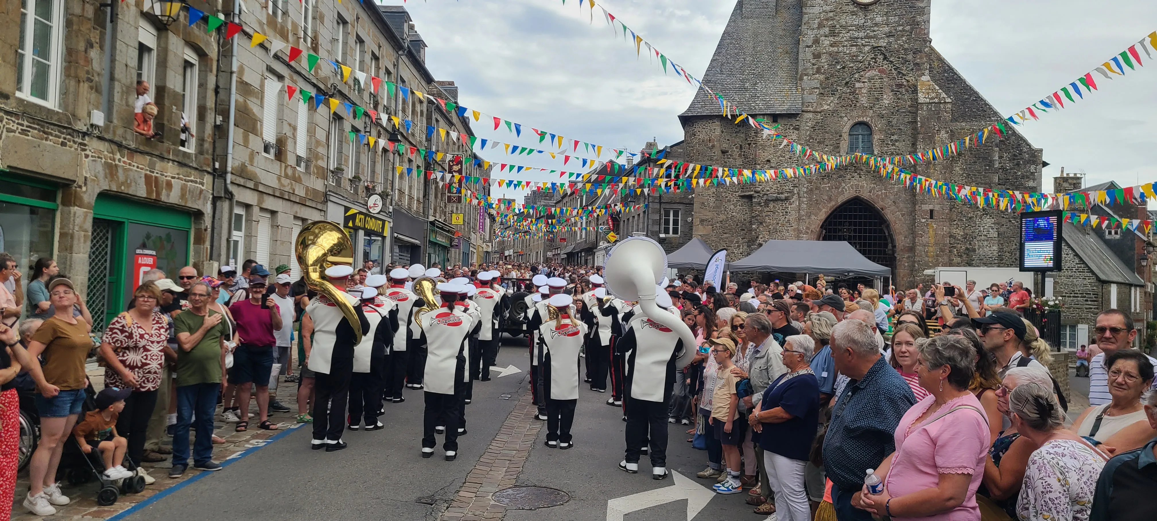 La Chapelloise joue au milieu du public pendant une fête populaire