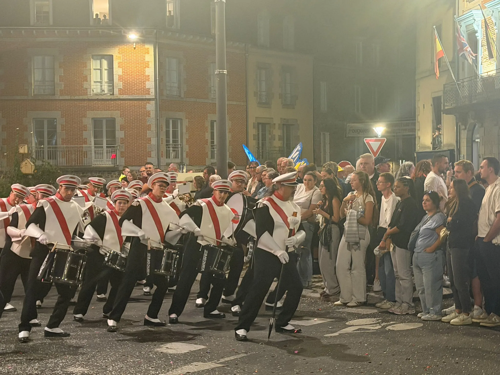 La ligne de percussion de La Chapelloise se penche pendant une chorégraphie